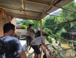 Berikan Rasa Aman Saat Pembagian Sembako, Bhabinkamtibmas Telaga Bertong Hadiri Penyerahan Bantuan