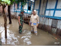 Personil Polsek Rastim Gerak Cepat Bantu Warga Berdampak Banjir