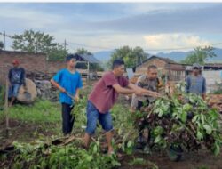 Semangat Gotong Royong, Bhabinkamtibmas Dan Babinsa Brangbiji Bersihkan Lingkungan Bersama Warga