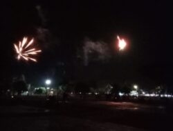Bencingah Alun – alun Tastura Kota Praya dipadati pengunjung Meriahkan Malam Tahun Baru 2023 dengan Pesta Kembang Api