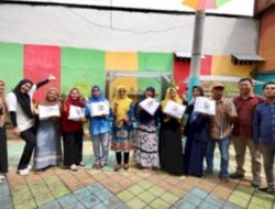 Diskominfo Kota Makassar Dokumentasi Longwis sambil Games Berupa Kuis Bersama Para IRT