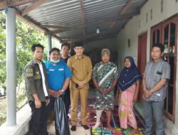 Penyerahan kaki palsu kepada warga, wabup didampingi ketua karang taruna desa pengenjek.