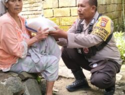Sesuai Komitmen, Polsek Kawasan Mandalika Bagikan Sembako Bagi Lansia