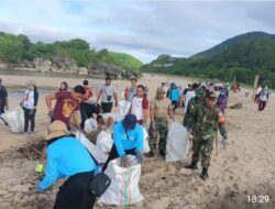 Sinergitas Bhabinkamtibmas Polsek Sekongkang dan TNI Gelar Bersih Pantai Gili Dua Sekongkang Bawah