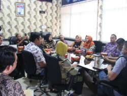 Camat Ujung Tanah Didampingi Sekcam Gelar Rakor Terkait Upaya Penguatan Pertumbuhan Ekonomi dan Pengendalian Inflasi