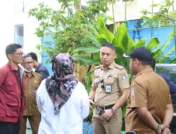 Sekcam Ujung Tanah Pantau Kebersihan dan Cek Drainase di Setiap Lorong Wisata Kelurahan Pattingalloang Baru