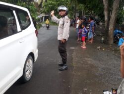 Lakalantas Tunggal, Truk Molen Pengangkut Semen Terguling Di Desa Selong Belanak*