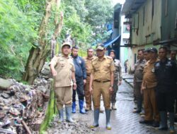 Akibat Hujan Deras, Camat Ujung Tanah Bersama Jajaran Tinjau Drinase Setiap Lorong dan Tembok Pembatas Tol Yang Roboh