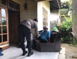 Kasat Samapta Polres Loteng Silaturrahmi Sekaligus Berikan Bantuan Pada Penderita Lumpuh*