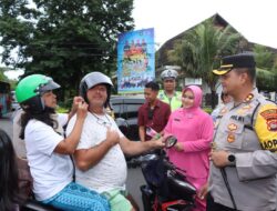 Ops Keselamatan Rinjani 2023, Kapolres Loteng Bersama Ketua Bhayangkari Cabang Turun Bagikan Helm dan Bunga*