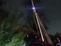 Akibat Putus, Anggota Damkar Gerak Cepat Ganti Tali Bendera Merah Putih di Kantor DPRD Makassar