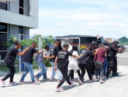 Antisipasi Terorisme dan Ledakan Bom di WSBK 2023, Gegana Sat Brimob Polda NTB Gelar Simulasi Evakuasi Penonton di Sirkuit Mandalika