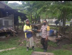 Laksanakan Perintah Kapolres, Bhabinkamtibmas Lakukan One Day One Bansos