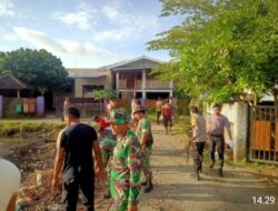 Bantu Masyarakat Pasca Banjir, Bhabinkamtibmas Kelurahan Bugis Lakukan Gotong Royong