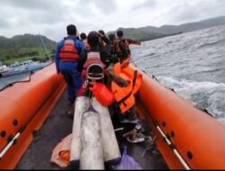 Bersama Tim SAR Gabungan, Polairud Polres Bima Kota Evakuasi Bagan Penangkap Ikan Nyaris Tenggelam