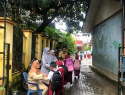 Begini Cara Kepsek UPT SPF SDI Bitoa Makassar Sambut Siswanya Setiap Pagi