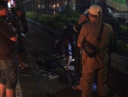 Tak Kenal Waktu, Tengah Malam Satgas DPU Makassar Keruk Drainase Antisipasi Banjir