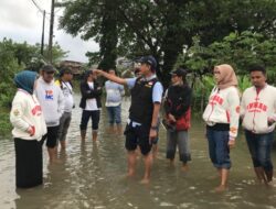 Ketua DPRD Makassar Keliling-Bagi Sembako ke Warga Terdampak Banjir