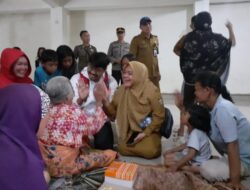 Camat Mamajang Ilham Dampingi Ketua FKKM Kunjungi Pengungsi