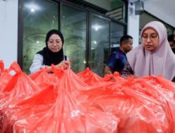 Diskominfo Makassar Salurkan 260 Paket Makanan untuk Pengungsi Banjir Tamalate
