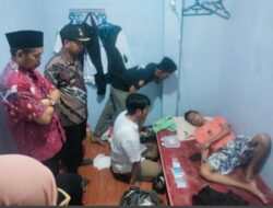 Ketua FKKM dr. Udin Malik Bersama Sekcam Wajo H. Oddang Sambangi Warga yang Sakit
