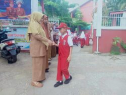 Kepsek dan Guru UPT SPF SDN Kakatua Makassar, Sambut Siswa di Pintu Gerbang Sekolah