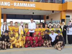 Siswa-Siswi SDN Mangkura 2 Sambut Presiden Jokowi Dengan Menggunakan Busana Adat !!