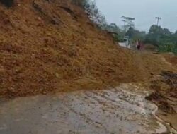 Longsor Menutupi Badan Jalan Aruk Temajuk Sehingga Kendaraan Tidak Bisa Lewat.