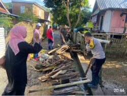 Pasca Banjir Bhabinkamtibmas Desa Seteluk Atas Gotong Royong Membersihkan Saluran Air dan Rumah Warga