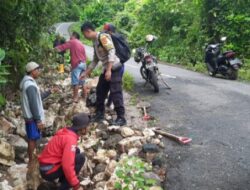Membahayakan Pengguna Jalan, Bhabinkamtibmas Desa Mantar Lakukan Gotong Royong