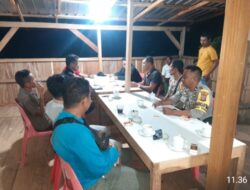 Patroli Sambang, Polsek Wera Datangi Warga di Desa Kalajena lagi Ronda Malam