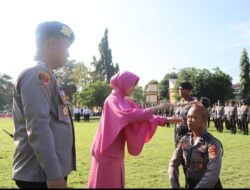 Kapolres Bima Kota Beri Penghargaan  Personil Berprestasi dan Pembaretan 11 Bintara Remaja