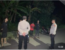 Anggota Piket  Polsek Taliwang Polres Sumbawa Barat Patroli Dialogis Saat Sahur