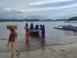 Warga Teluk Gok Masih Terisolir Ditpolairud Polda NTB Bawakan Bantuan Ramadhan