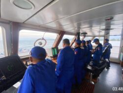 Ditpolairud Polda NTB Evakuasi ABK dan Bantu Pemadaman Kapal Terbakar di Ampenan