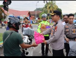 Di Simpang Empat Gunung Dua, Kapolres Bima Kota Pimpin Bagi-bagi 200 Paket Takjil pada Pengendara