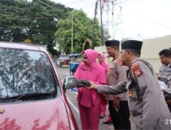 Indahnya Berbagi di Bulan Ramadhan, Kapolres Loteng dan Ketua Bhayangkari Cabang Loteng Terjun Langsung Bagikan Takjil
