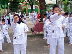 Siswa UPT SPF SDI Hartaco Indah Makassar Laksanakan Ekstrakurikuler Karate di Halaman Sekolah   
