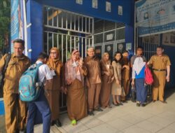 Guru Piket UPT SPF SMPN 4 Makassar Sambut Siswa di Gerbang Sekolah