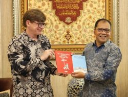 Diberi Karya ‘Ma Voisine Est Indonésienne’, Danny Pomanto: Saya Tersanjung Terima Buku Ini