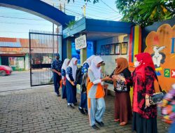 Kepsek dan Guru UPT SPF SMPN 24 Makassar Sambut Peserta Didik Agar Datang Tepat Waktu di Sekolah