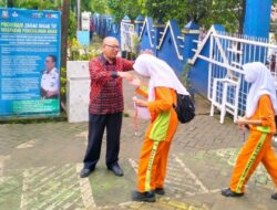 UPT SPF SMPN 36 Makassar Sambut Siswa di Gerbang Sekolah