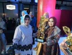 Ketua TP PKK Kota Makassar Serahkan Penghargaan Pemenang Fashion Show Festival UMKM Lorong Wisata   