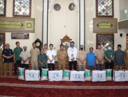 Sekjen Kemendagri Salurkan Bantuan Paket Pangan Ramadan dari Raja Salman