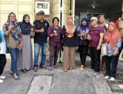 Camat Wajo Dampingi dr. Udin Bantu Warga Lansia di Kelurahan Melayu Baru