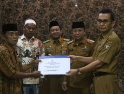 Camat Tallo Bersama Kabag Perekonomian Sekda Makassar Serahkan Bantuan Hibah Masjid Nurul Ikhlas