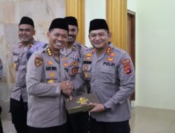 Karo SDM Polda NTB Berikan Penghargaan Kepada Personel Polres Sumbawa