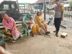 Sambangi Desa Binaan, Bhabinkamtibmas Edukasi Warga Waspada Berita Hoax