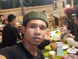 Disupport Pemdes dan Ust. Masdan Karang Taruna Desa Pengenjek Buka Bersama dan Bagi-Bagi Sarung