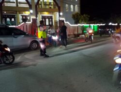 Anggota Polsek Maluk Berikan Rasa Aman dan Nyaman Kepada Warga Melakukan Sholat Tarawih